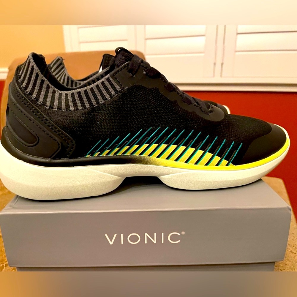 New in Box!! Vionic Women’s Embolden Sneakers